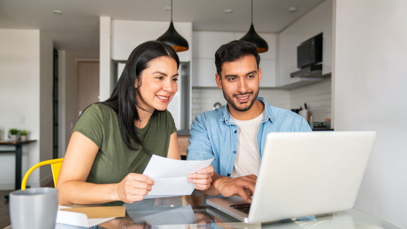 Cinco madeiras em forma de prédios com uma seta para cada um com o símbolo do Euro